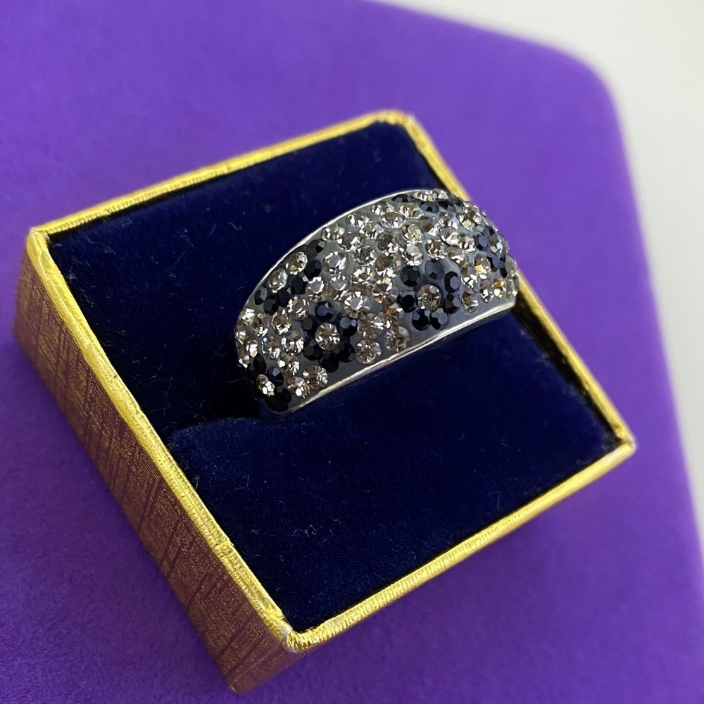 💛 Silver Brass Crystal Pavé Dome Ring | Black Floral Accent Statement Ring - Picture 2 of 9